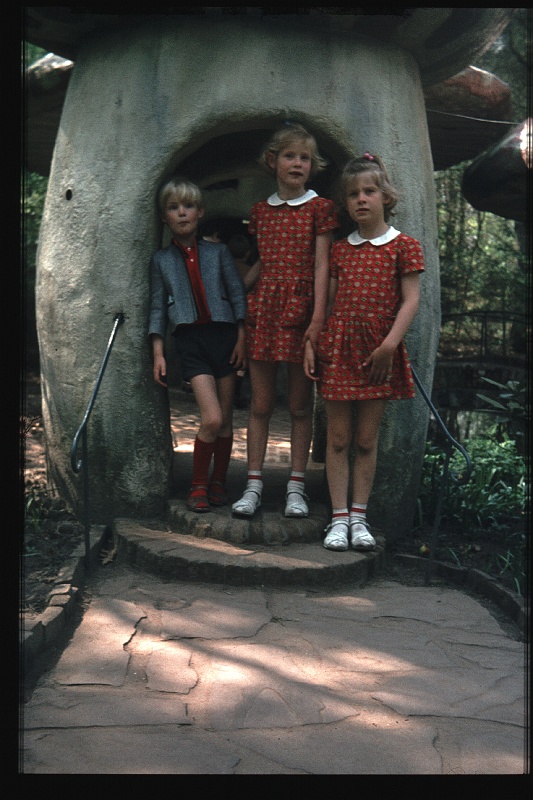 10.Efteling mei 1970 Brigitte,Marion,Peter.JPG